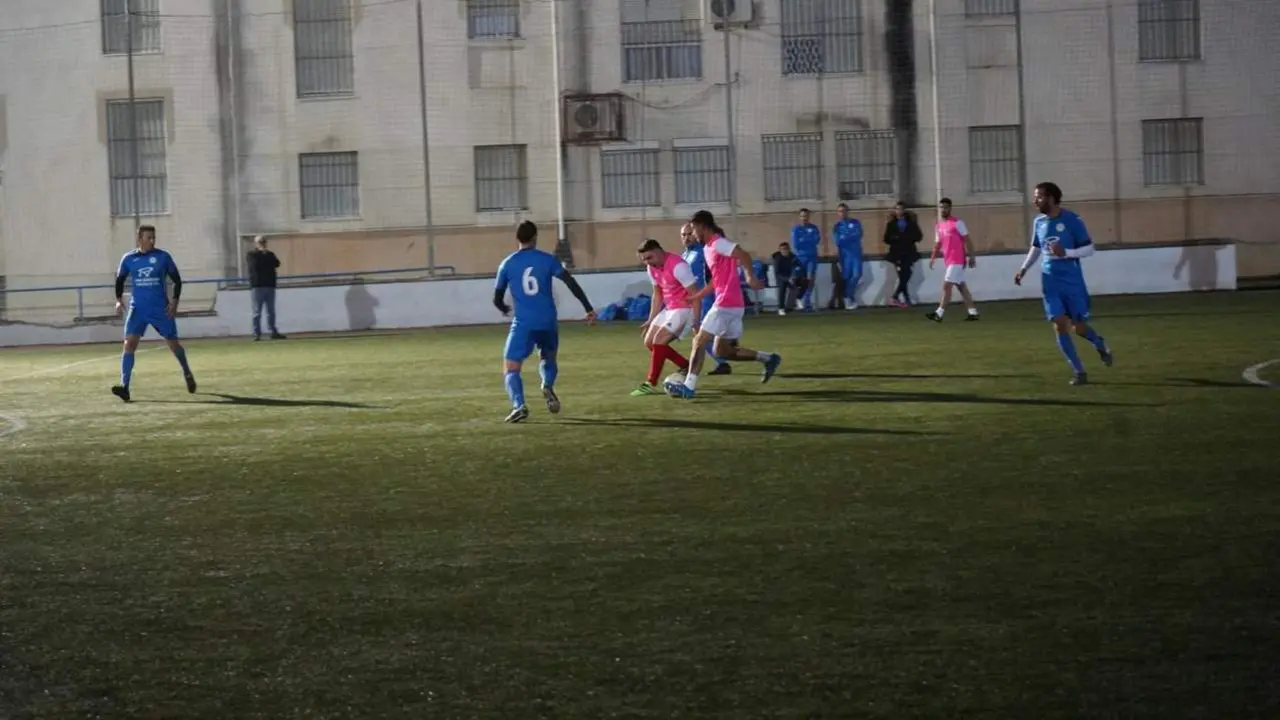 La emoci&oacute;n del f&uacute;tbol-7 se podr&aacute; disfrutar de nuevo en la renovada pista del Barrio Bajo. - M.G.