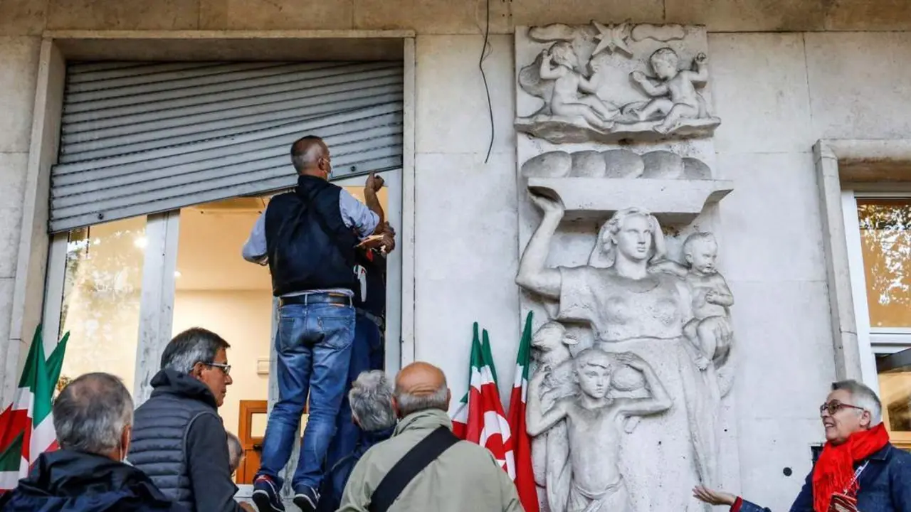 El asalto a la sede del sindicato italiano. - Efe