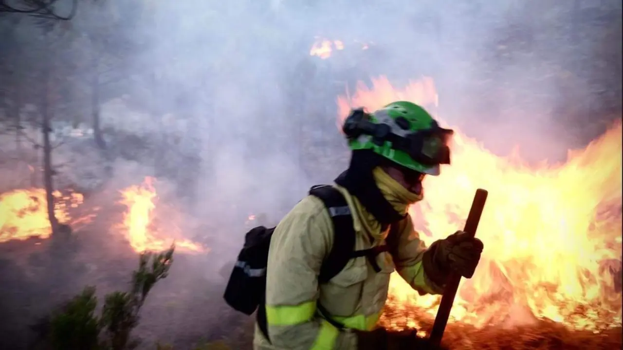 Un bombero lucha contra las llamas. - EP / Archivo