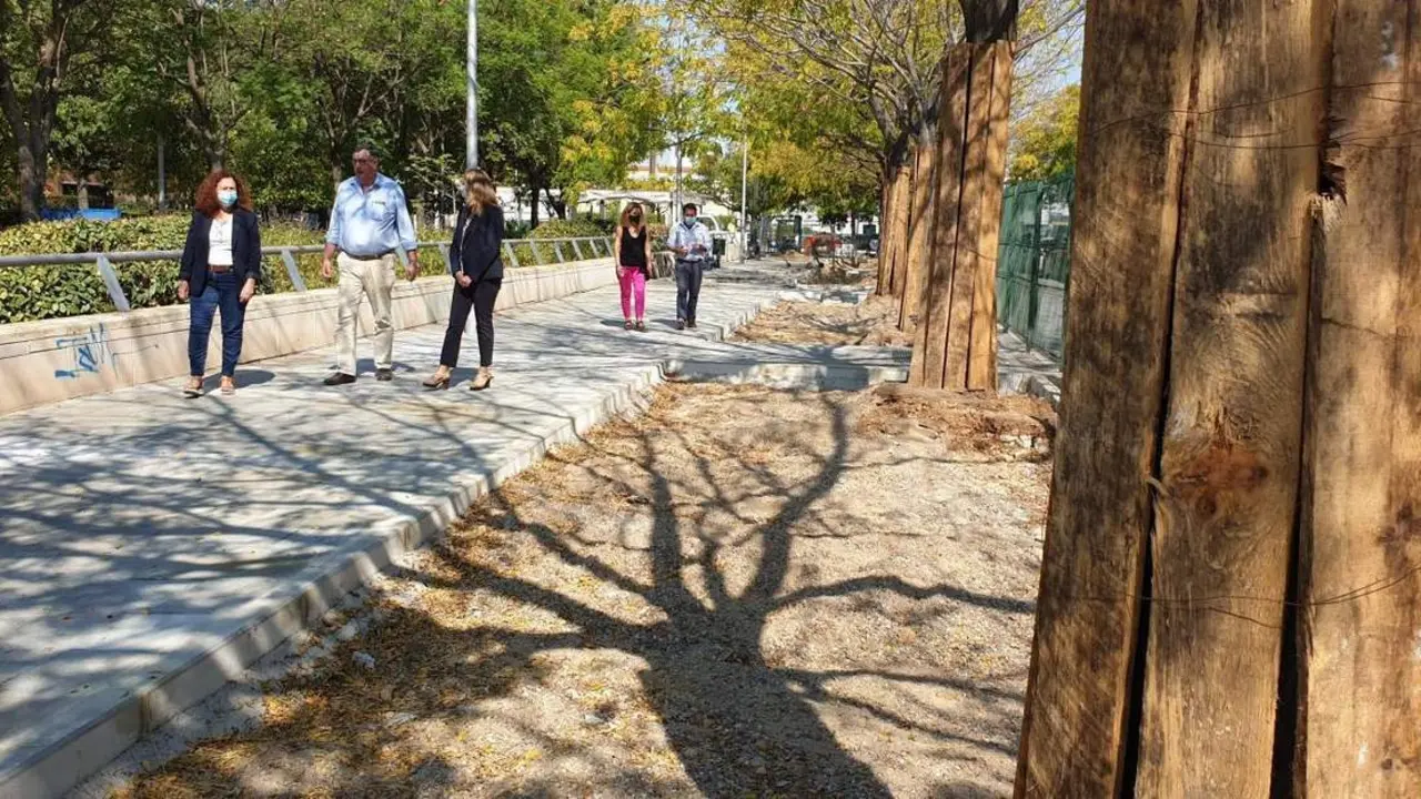 La delegada del distrito Bellavista-La Palmera, Carmen Fuentes, junto al director general de Parques y Jardines, Fernando Mora, y el equipo t&eacute;cnico del servicio.  - Ayto