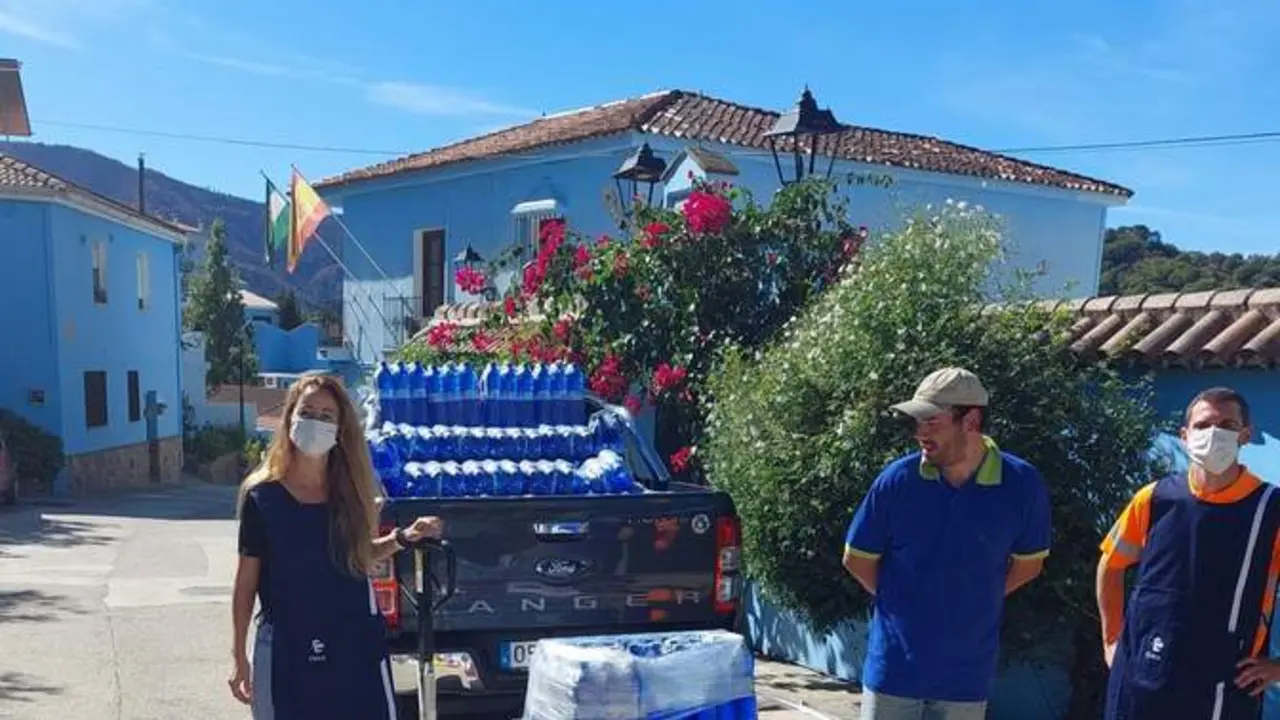 Entrega de agua en J&uacute;zcar. - Diputaci&oacute;n