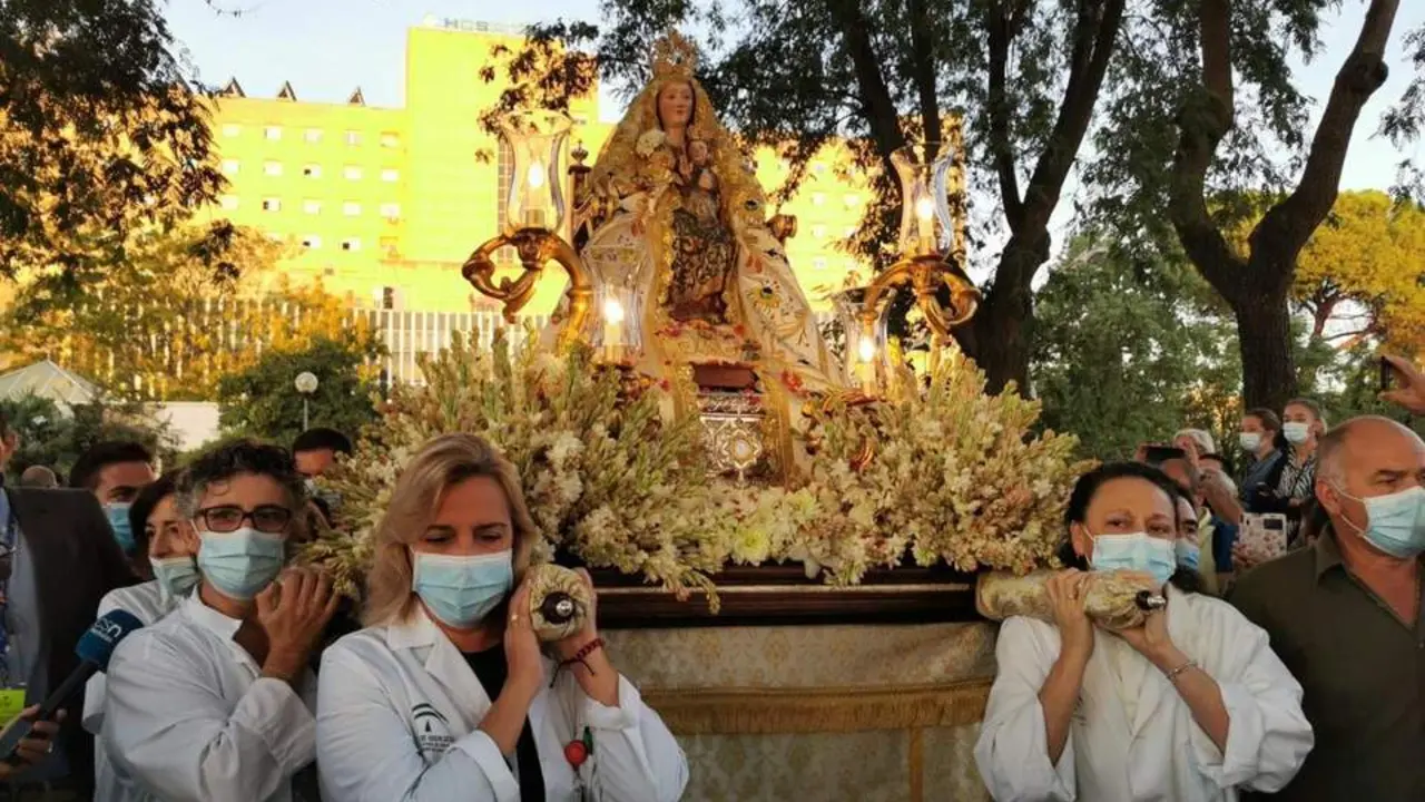 La Virgen de Valme portada por los sanitarios. - Ep
