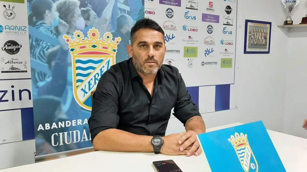 Emilio Fajardo, en rueda de prensa tras el partido frente al Tomares. - Viva Jerez