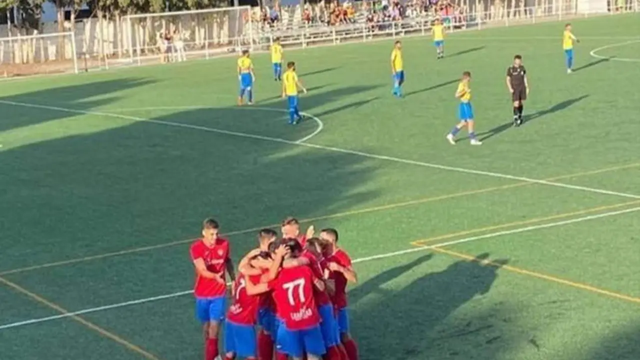 Los jugadores del Guadiaro celebran uno de los seis goles que marcaron - CDG