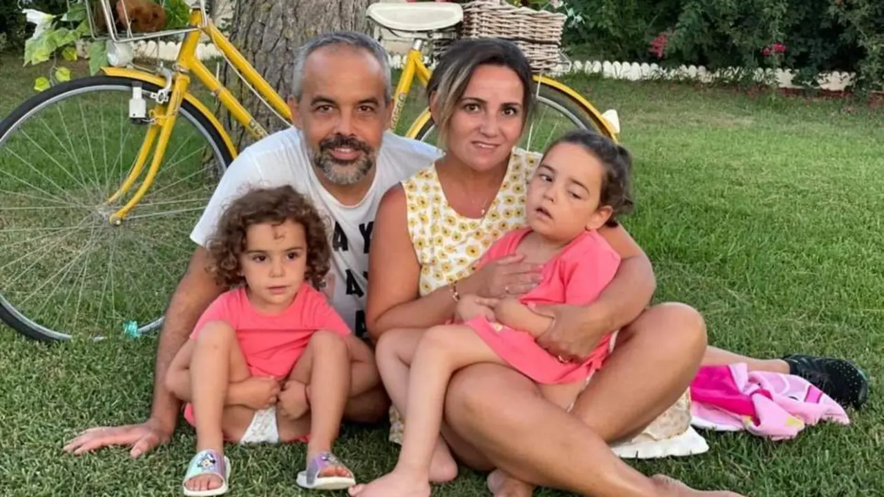 La peque&ntilde;a Alba, en brazos de su madre, junto a su padre y hermana.  -  cedida
