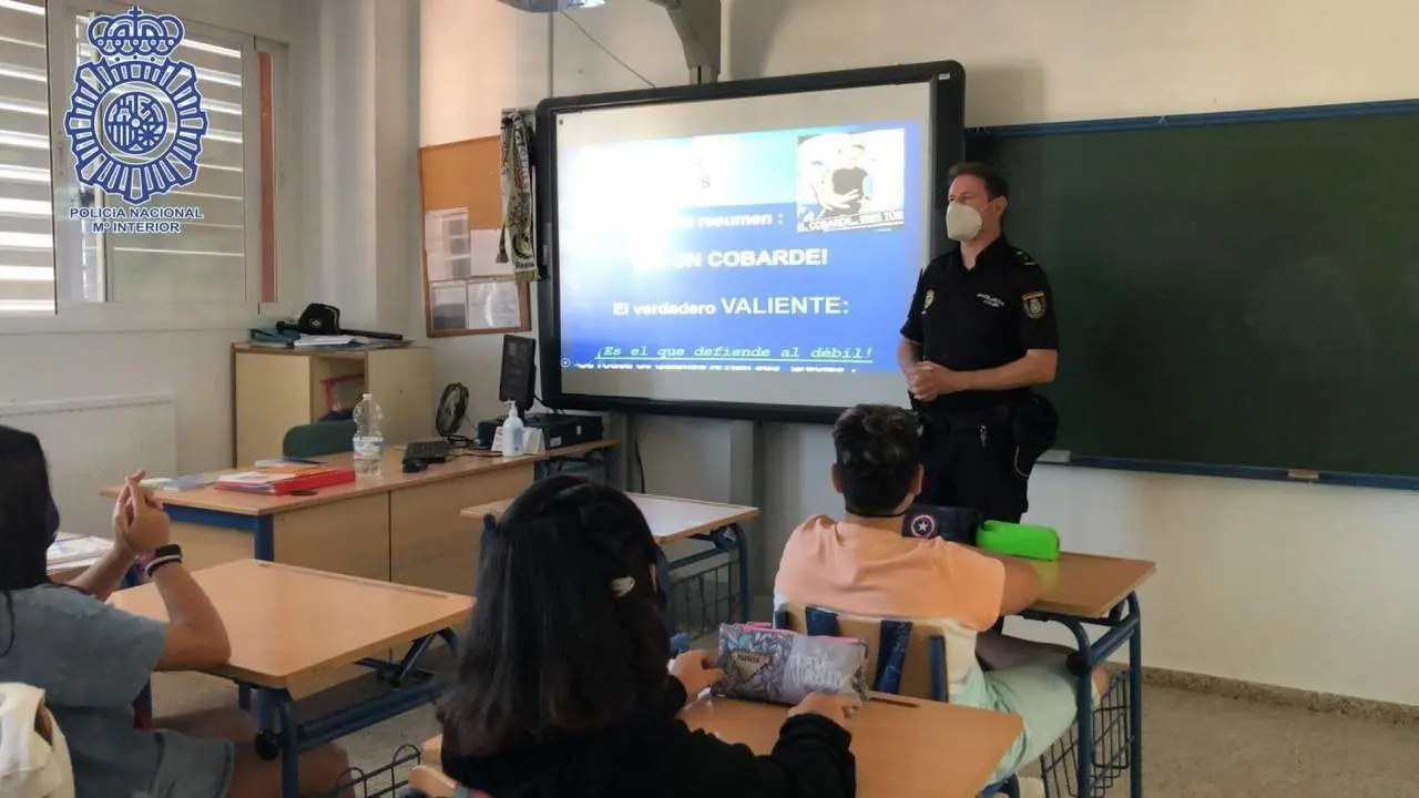 Charlas educativas en los colegios de la Po9lic&iacute;a Nacional. - DGP