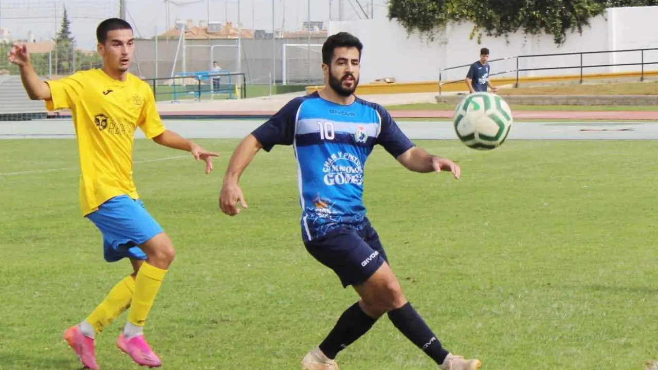 Josemi controla el bal&oacute;n ante un jugador de El Torno - Ra&uacute;l J. Bustillos