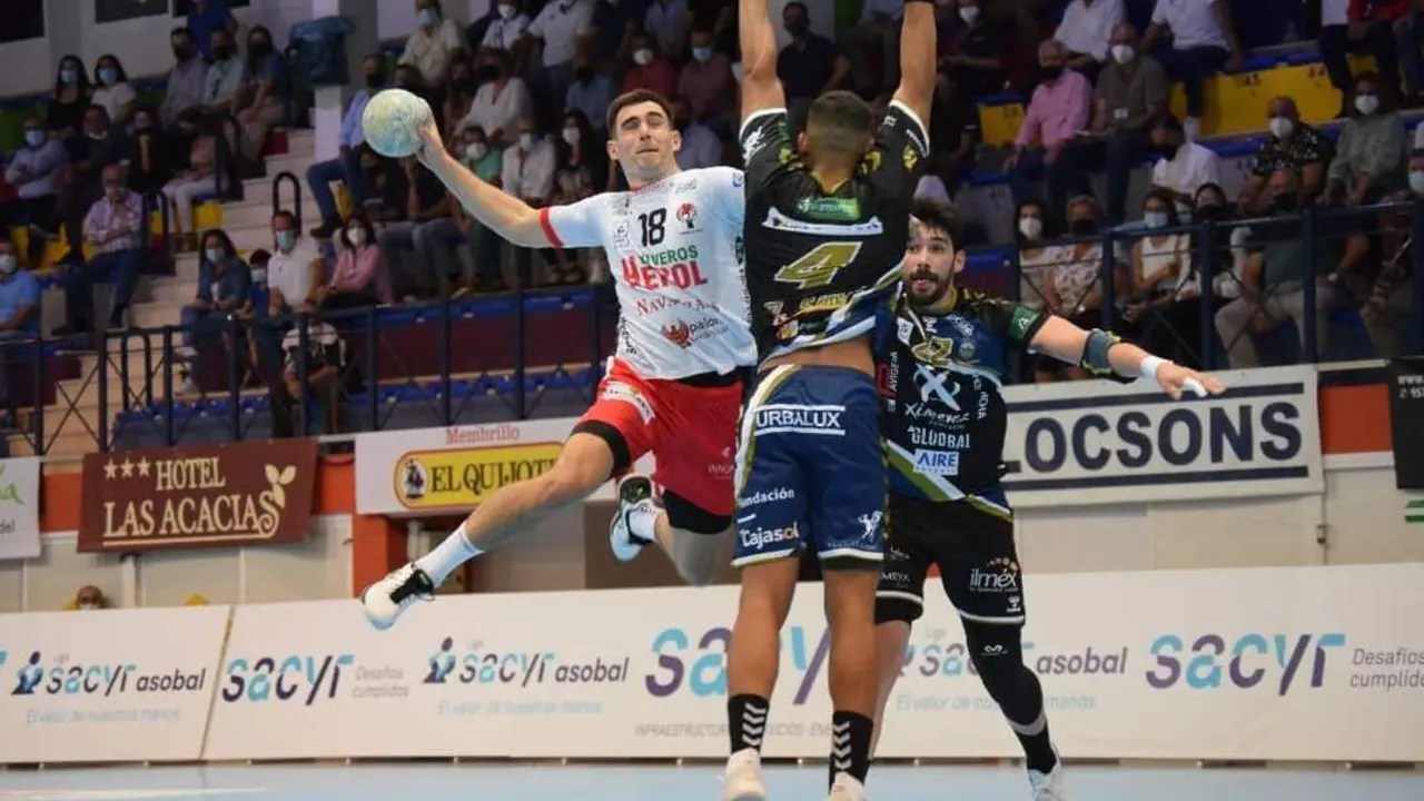 Imagen del partido entre el &Aacute;ngel Xim&eacute;nez Puente Genil y el Viveros Herol BM Nava - 