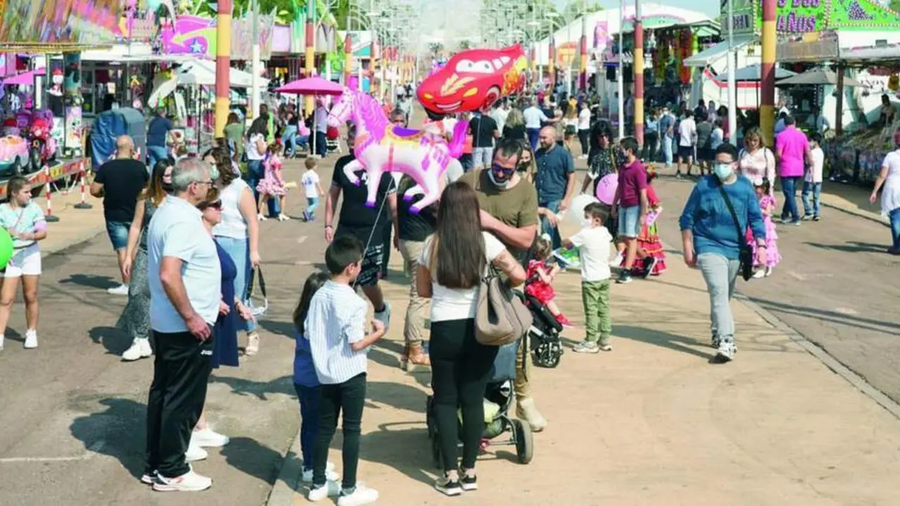Ambiente en el recinto ferial, epicentro durante diez d&iacute;as de  las fiestas de San Lucas. - R. Guirado