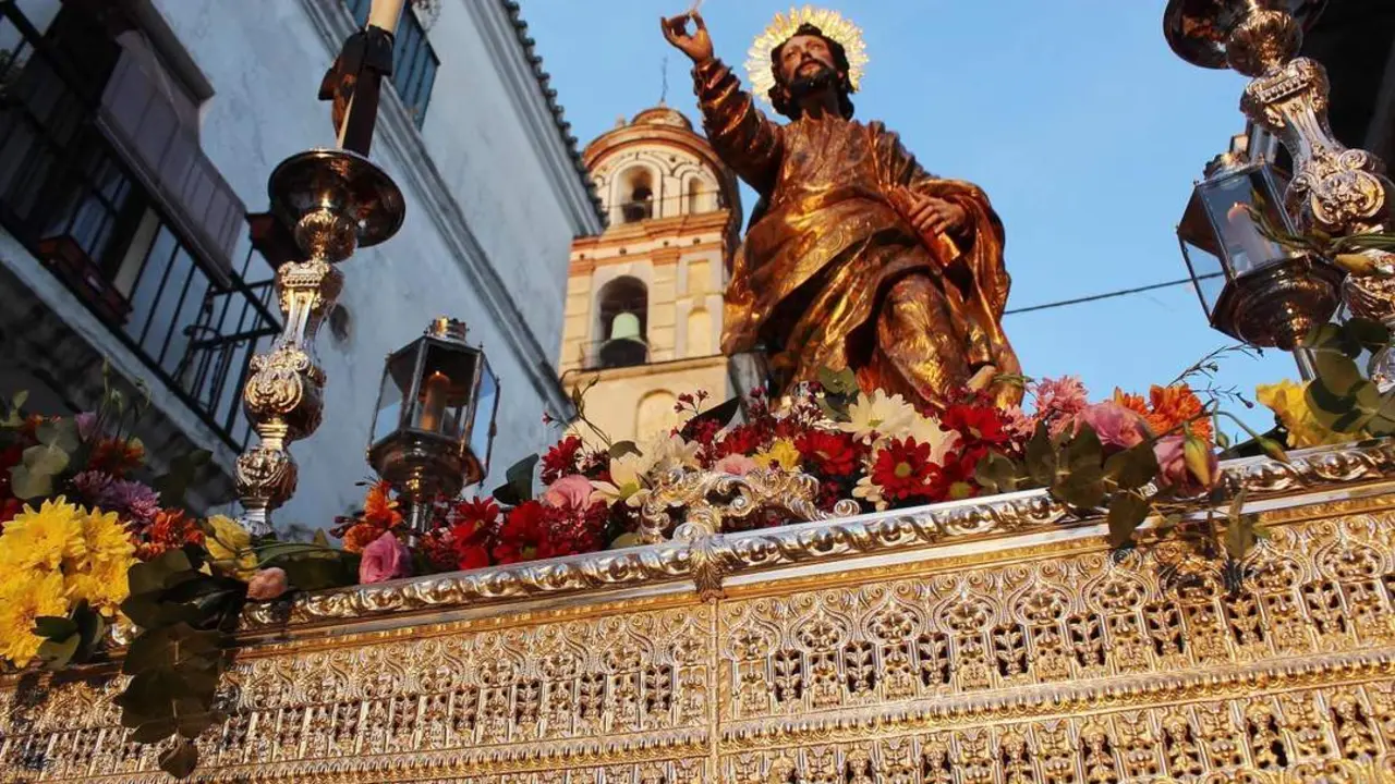 El Patr&oacute;n de la Ciudad, San Lucas, dejando atr&aacute;s la Parroquia de La O - Ra&uacute;l J. Bustillos