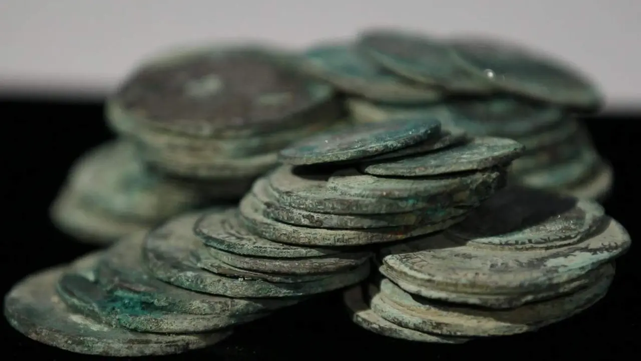 Fotograf&iacute;a de archivo del pasado 30 de noviembre de 2012 que muestra monedas de dos y ocho reales de plata que forman parte del tesoro de la fragata 'Mercedes'. - EFE/Archivo/ Paco Campos