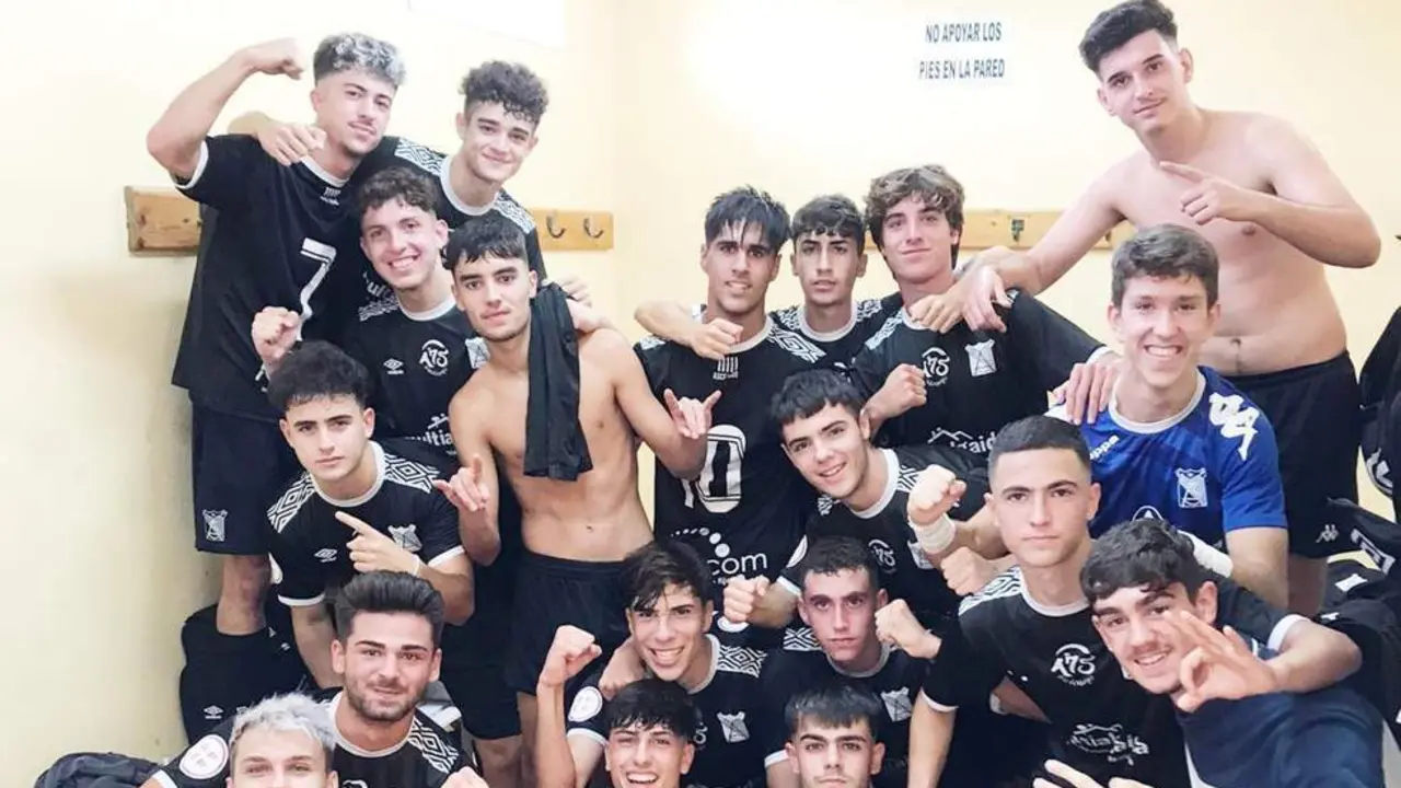 El equipo juvenil B del Atl&eacute;tico Sanluque&ntilde;o celebra la primera victoria de la temporada - ASCF