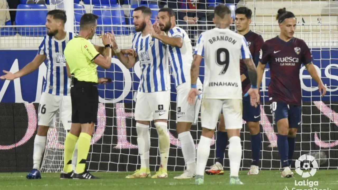 El VAR le anul&oacute; al M&aacute;laga un gol de Genaro por fuera de juego de Peybernes. - LaLiga