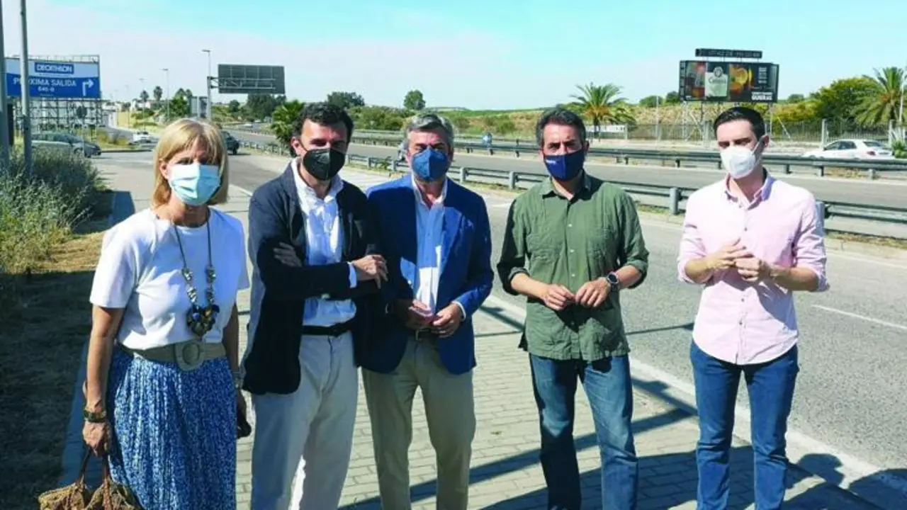 Los representantes del PP ante una de las autov&iacute;as en Jerez - PP