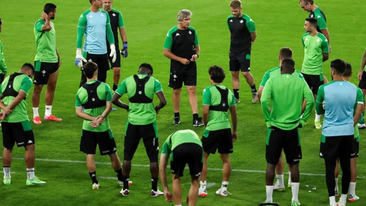 Charla de Manuel Pellegrini previa al duelo de la Europa League.  - efe
