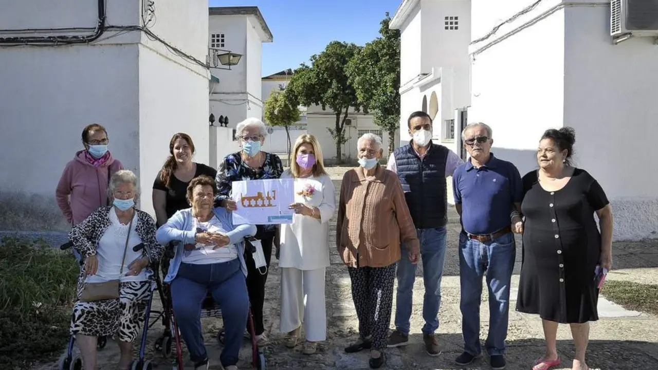 Mamen S&aacute;nchez y Jos&eacute; Antonio D&iacute;az, en las 'casitas bajas' del pol&iacute;gono de San Benito.  - Andaluc&iacute;a Informaci&oacute;n