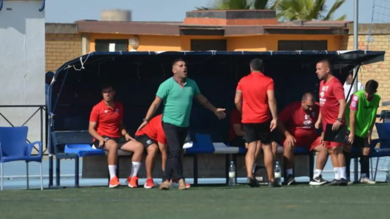 Emilio Fajardo, dando instrucciones en el Vistalegre de Utrera. - Cristo Garc&iacute;a