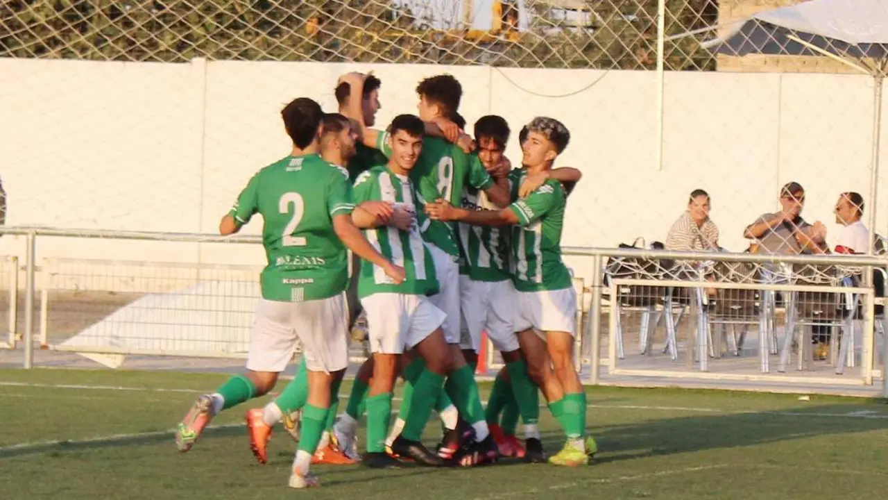 Los jugadores del equipo sanluque&ntilde;o celebran el 1-0, que fue de penalti - Ra&uacute;l J. Bustillos