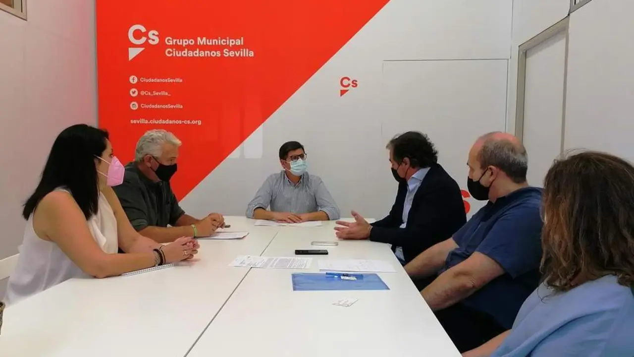 El portavoz de Cs en el Ayuntamiento, &Aacute;lvaro Pimentel, se re&uacute;ne con comerciantes de Triana por el Plan Respira. - CS