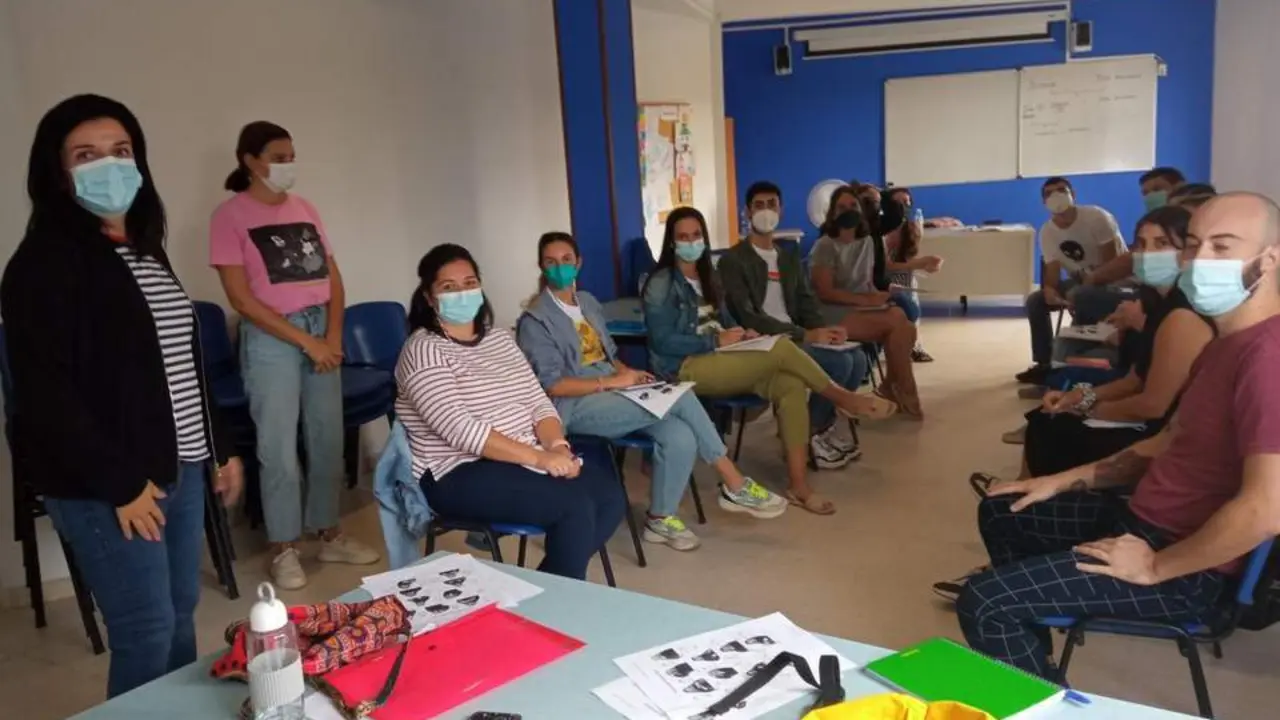 Visita de la edil de Juventud, Anabel Moreno, al curso formativo que se imparte en la Casa de la Juvntud. - 