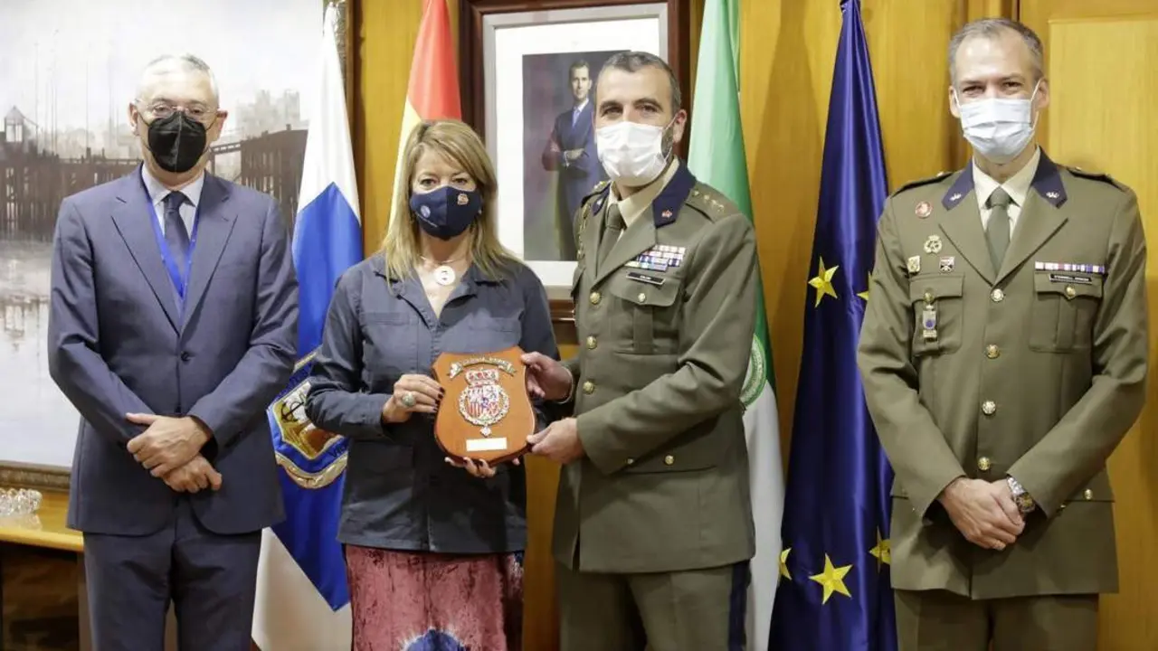 Visita del coronel jefe de la Guardia Real, Juan Manuel Salom Herrera, al Puerto de Huelva.  - VH