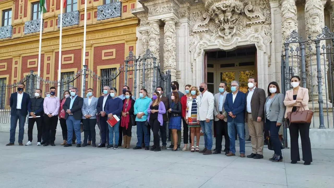 Los alcaldes y l&iacute;deres pol&iacute;ticos y sindicales antes de entregar su escrito. - CCOO