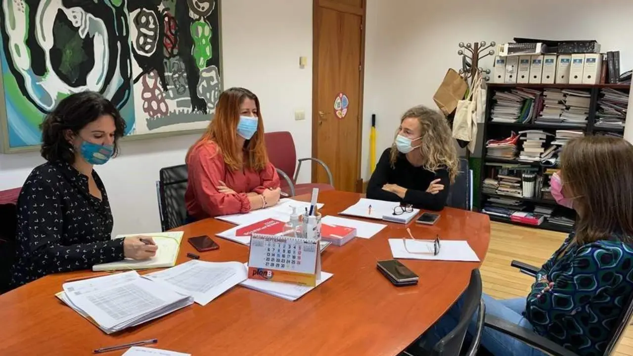 La portavoz de Adelante Sevilla en el Ayuntamiento, Susana Serrano, se ha reunido con la directora general de Cultura del Consistorio, Isabel Ojeda.  - PODEMOS SEVILLA