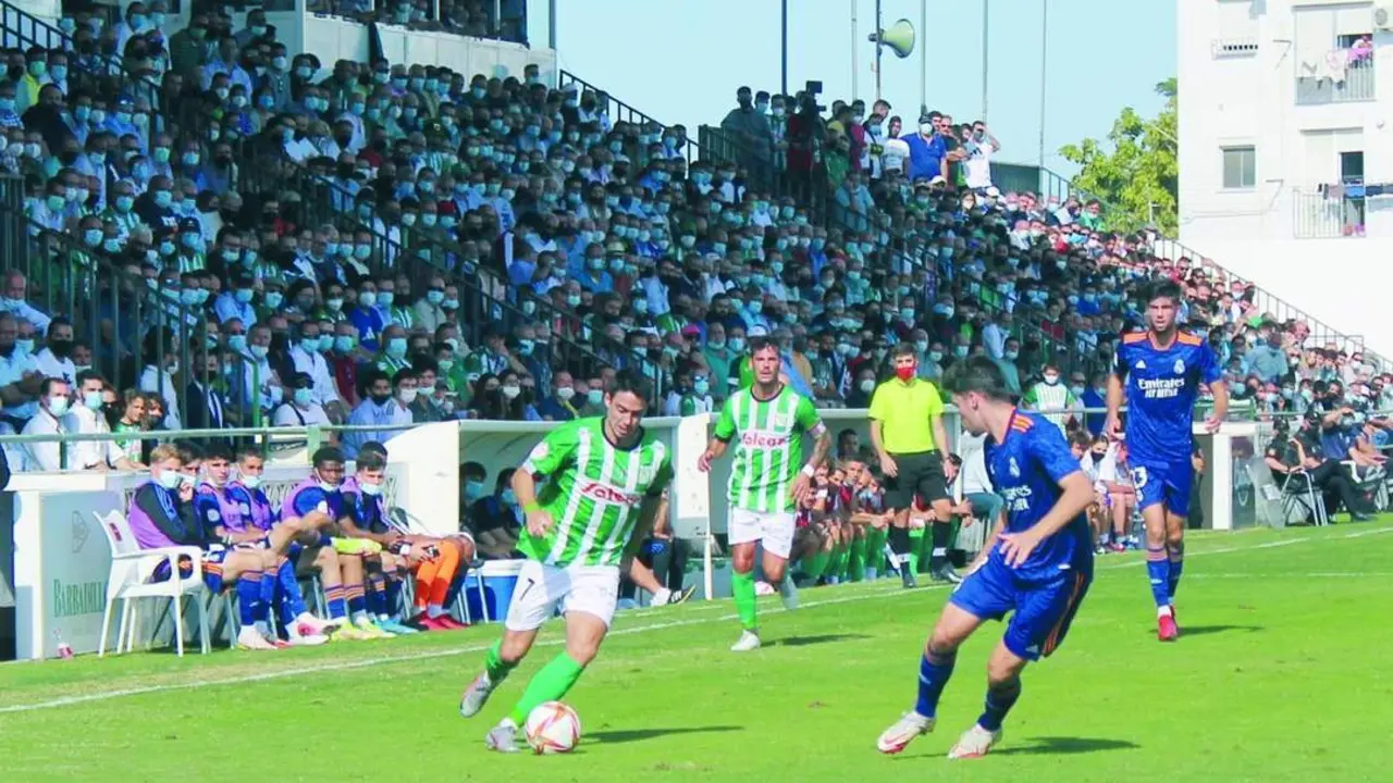 Armental se interna por la banda en el partido disputado ante el Real Madrid Castilla en El Palmar - Ra&uacute;l J. Bustillos