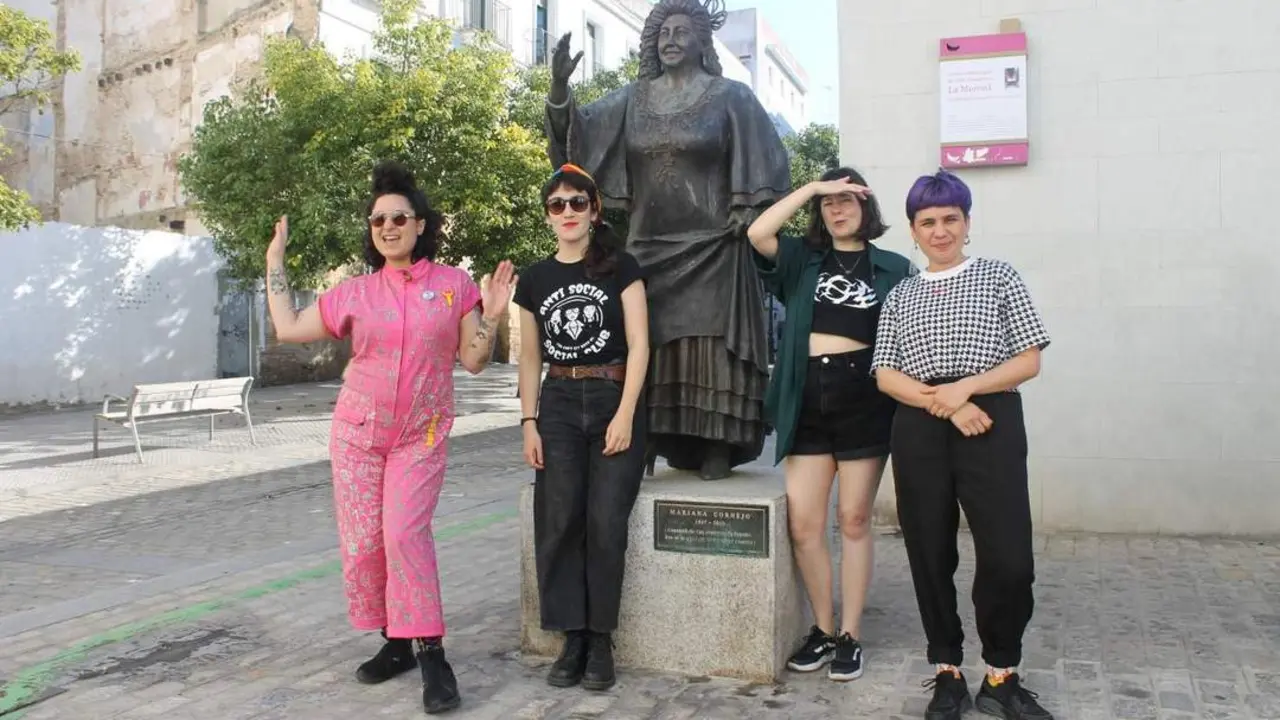 (Izq a dcha) Lea C&aacute;ceres, Paula Cometa, Sibila Sotomayor y Dafne Vald&eacute;s, componentes del colectivo chileno Las Tesis. - EFE/M. Jos&eacute; Romero