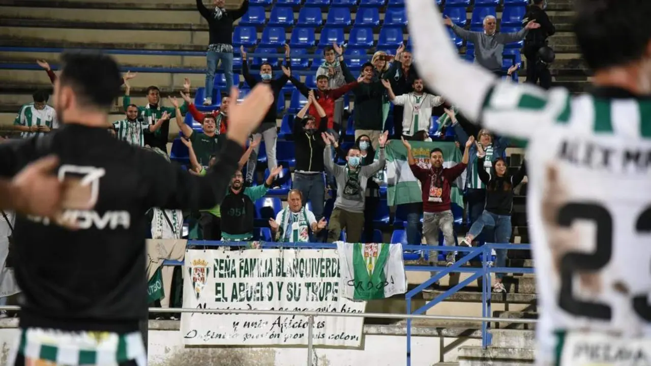 Los aficionados del C&oacute;rdoba CF desplazados a Jerez de la Frontera celebran la victoria de su equipo - | CCF