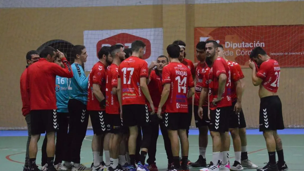 Jes&uacute;s Escribano se dirige a los jugadores en un partido - | C&oacute;rdoba de Balonmano