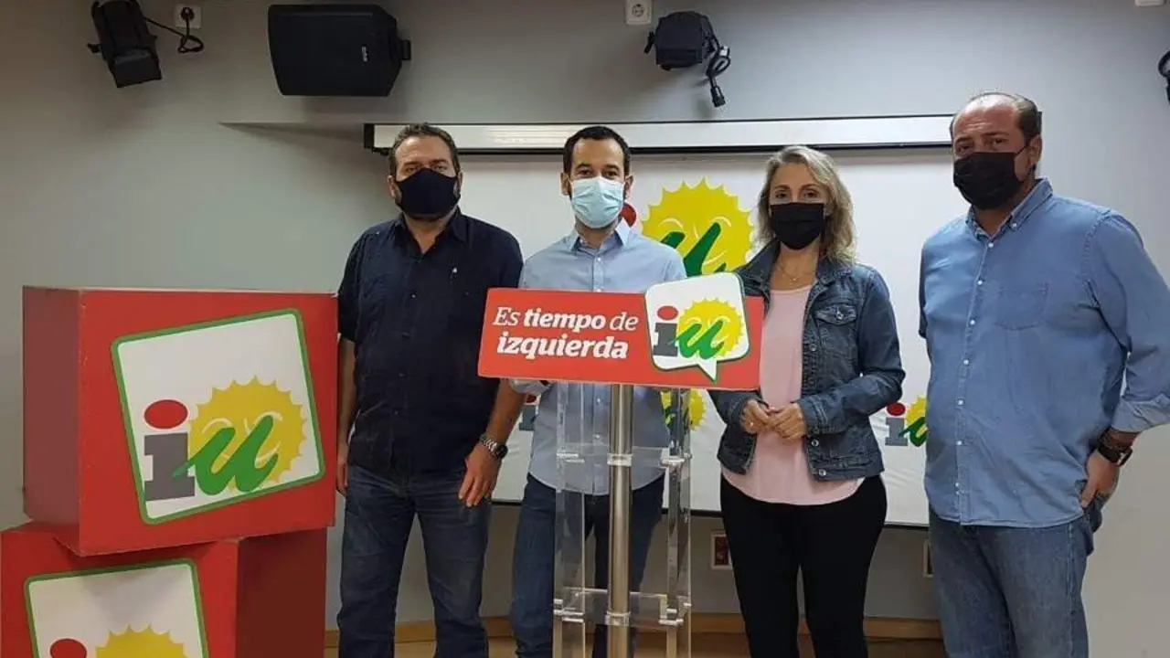 Miembros de IU tras la Colegiada de la formaci&oacute;n. - IU