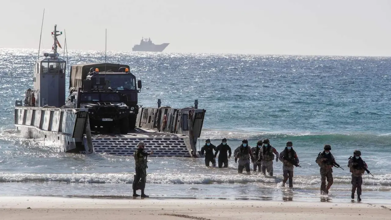 Operaciones navales, incluyendo la guerra anti submarina, de superficie, antia&eacute;rea y anfibia, en el Estrecho de Gibraltar.  - Rom&aacute;n R&iacute;os / Efe