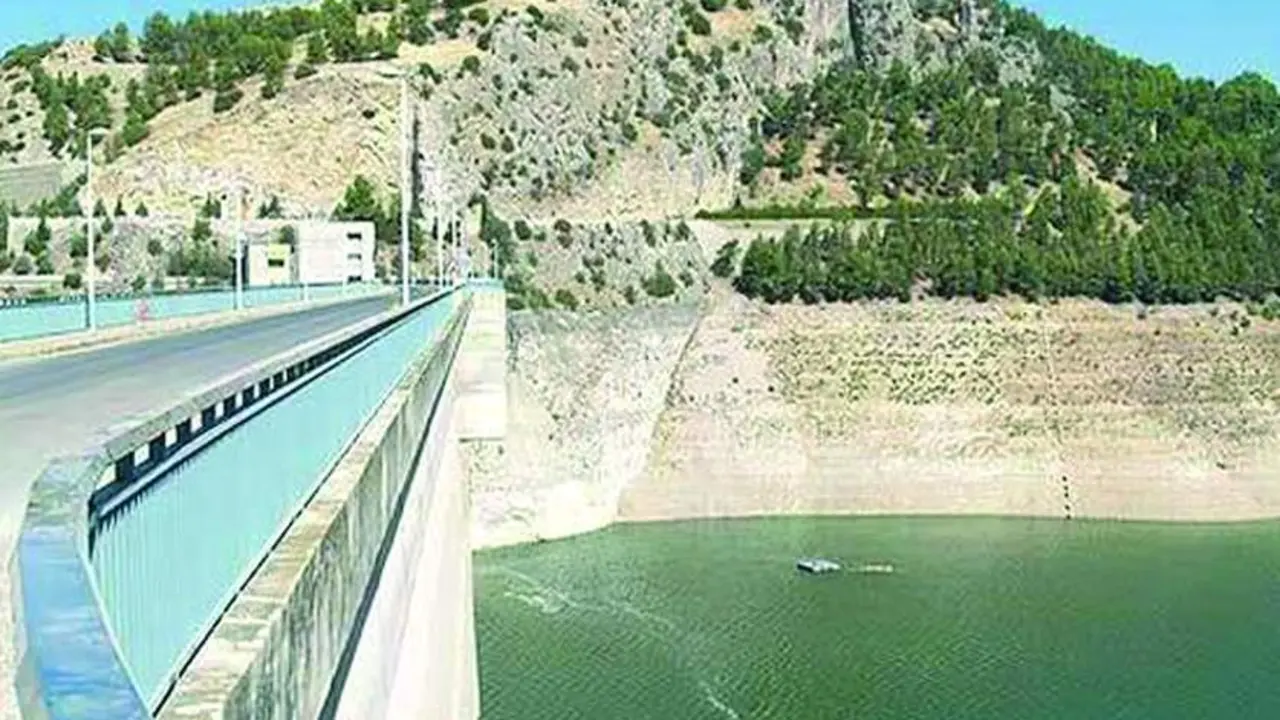 Situaci&oacute;n del pantano de Izn&aacute;jar donde los efectos de la sequ&iacute;a son bien visibles.        - VC