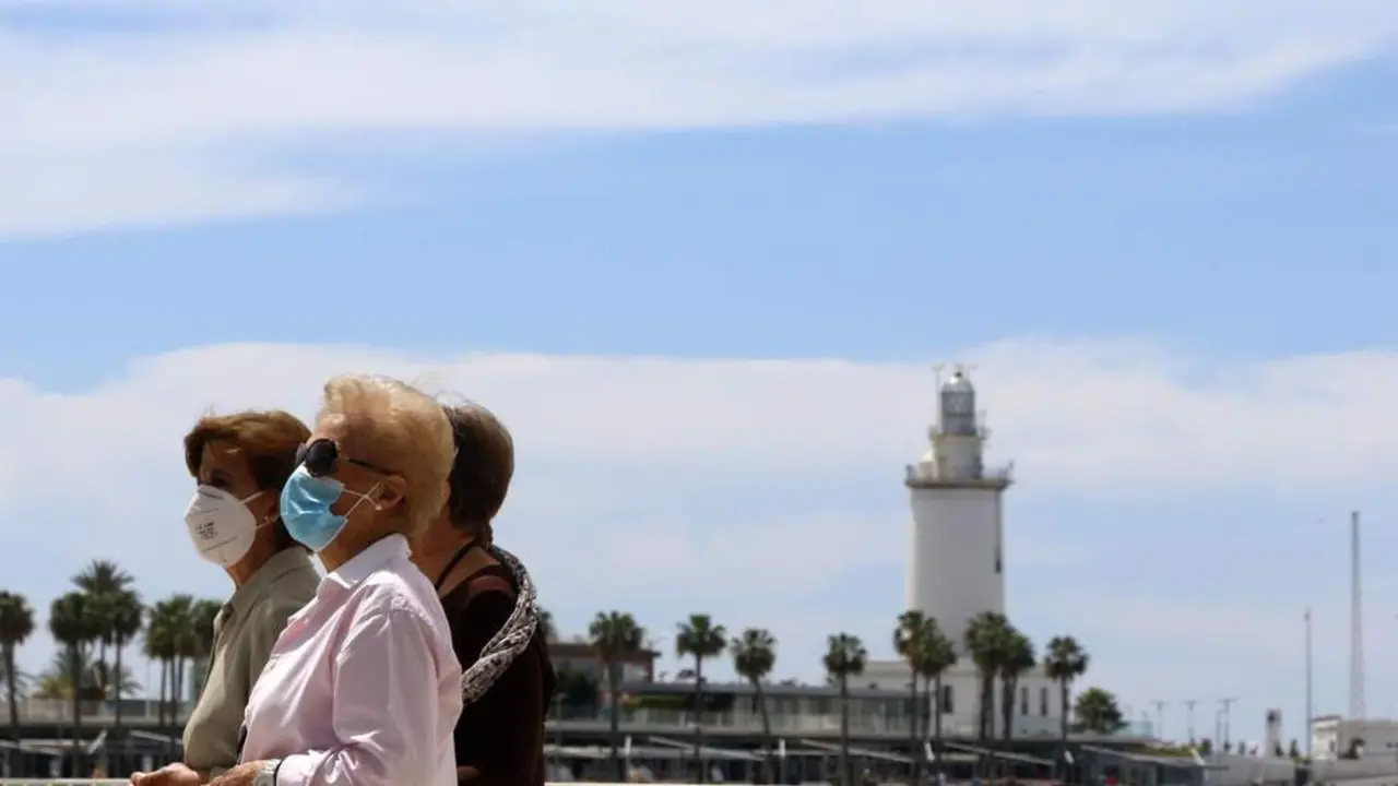 Mujeres pasean por el Muelle con mascarillas en una imagen de archivo. - &Aacute;lex Zea/EP