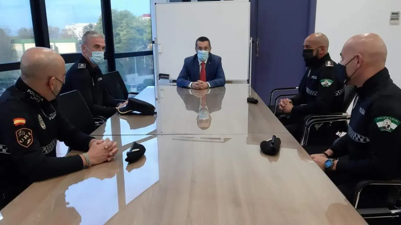 Reuni&oacute;n de Franco con los polic&iacute;as locales que salvaron al beb&eacute;. - AI
