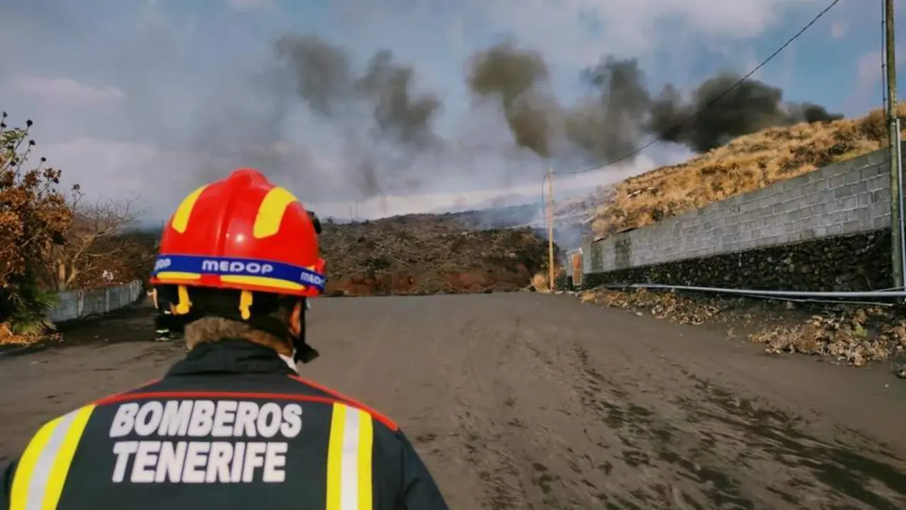Un bombero vigila el avance de la colada. - ep