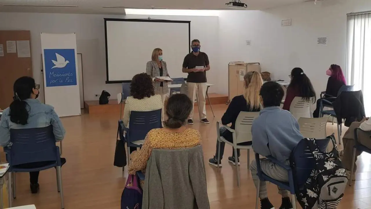 ENTREGA DE DIPLOMAS POR CARMEN LARA. - viva