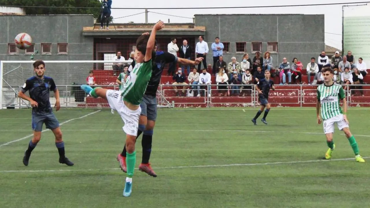 Una acci&oacute;n del partido juvenil Atl&eacute;tico Sanluque&ntilde;o A - Recreativo de Huelva en el Doro - Ra&uacute;l J. Bustillos