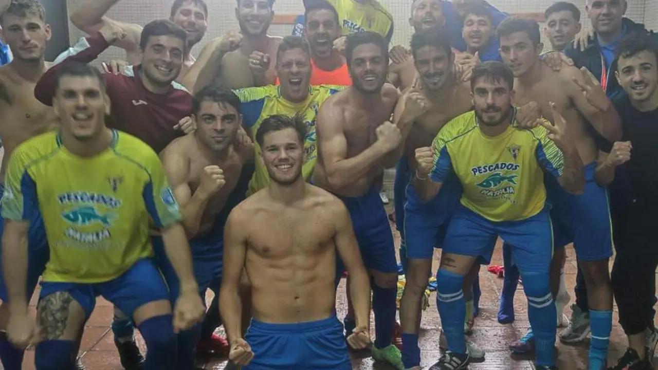 Los jugadores del Rayo Sanluque&ntilde;o celebran una importante victoria - RS