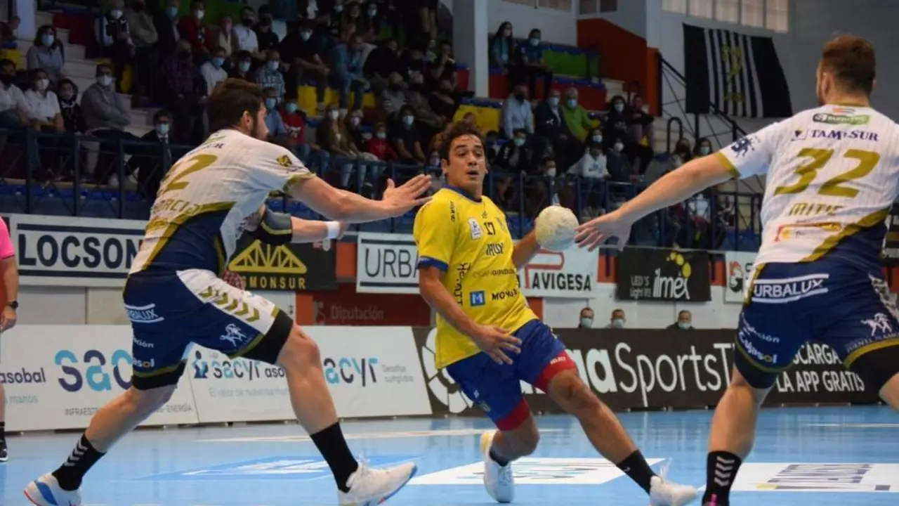 Imagen del partido entre &Aacute;ngel Xim&eacute;nez y Bidasoa Ir&uacute;n - | Asobal