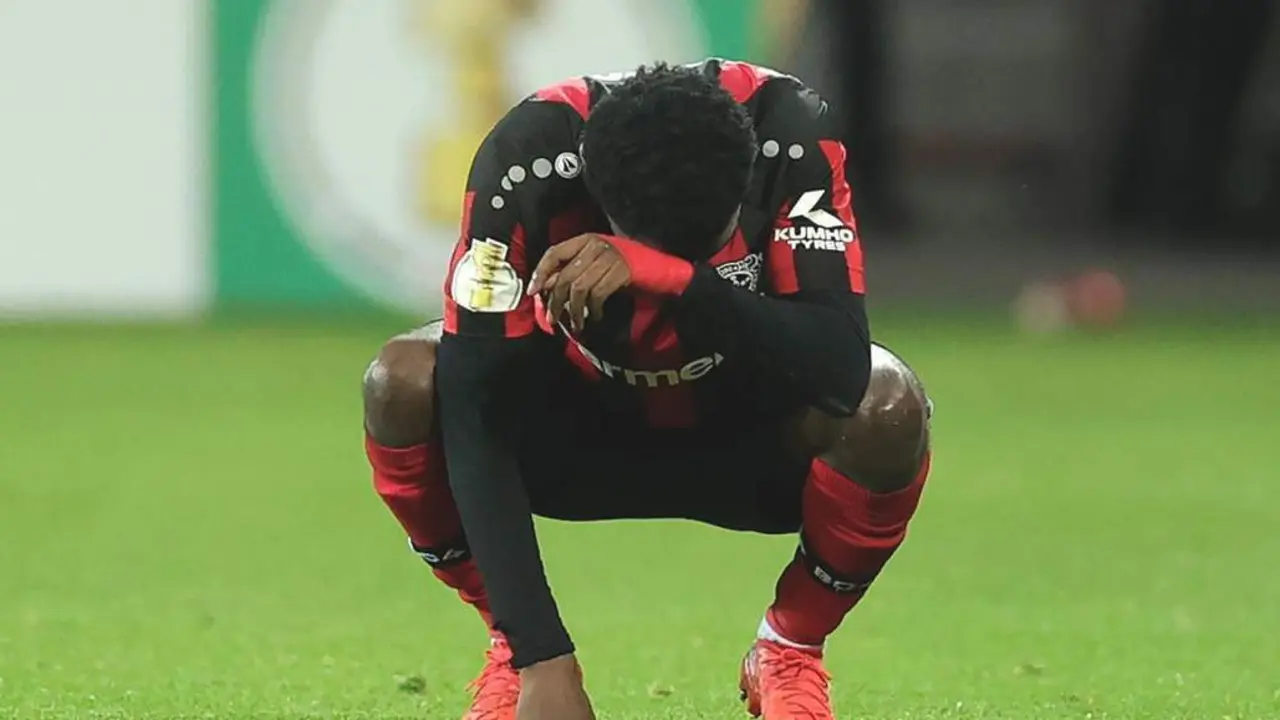 El lateral del Bayer Leverkusen, Jeremie Frimpong, tras caer eliminado de la Copa contra el Karlsruhe.  - efe