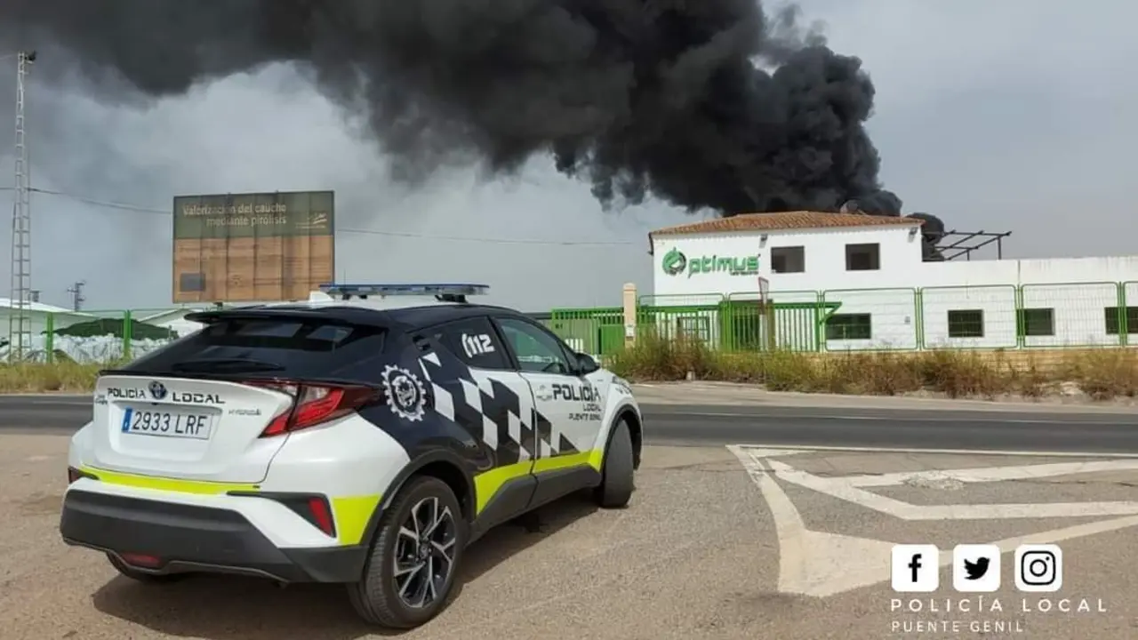 Un veh&iacute;culo de la Polic&iacute;a Local frente a la planta de Optimus durante el incendio del pasado verano. - 