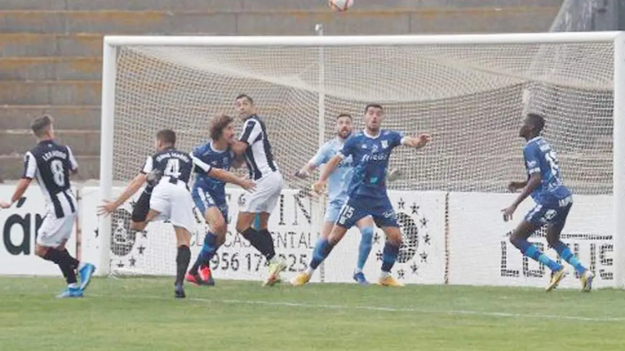 Un ataque de la Balona ante el Atl&eacute;tico Sanluque&ntilde;o en La L&iacute;nea el pasado domingo - Andy Ragel