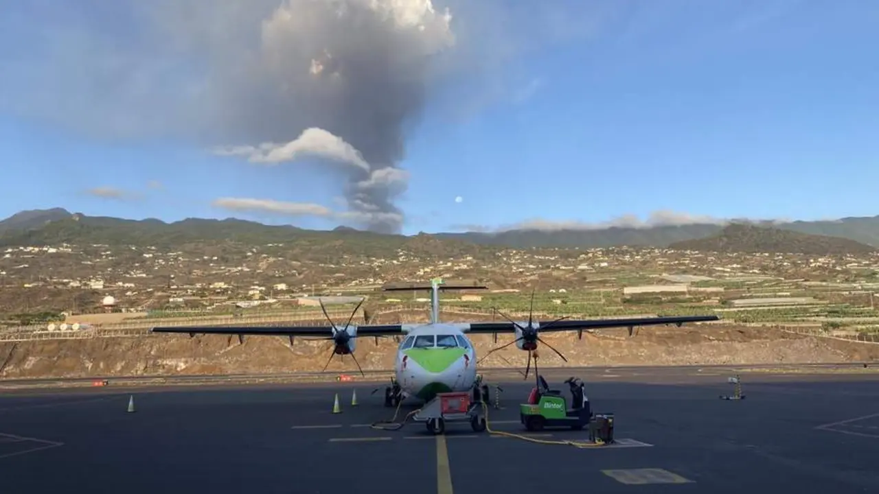 Un avi&oacute;n de Binter en la pista del aeropuerto de La Palma. - Binter