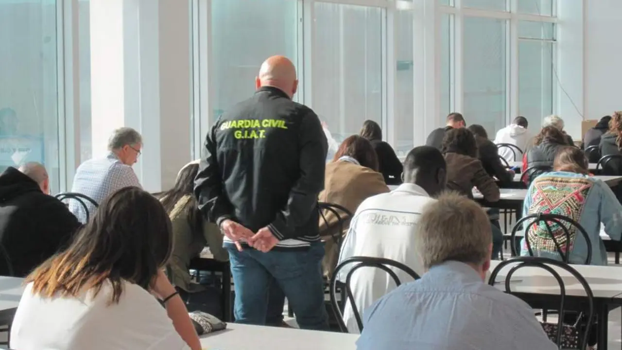 Un examen vigilado por un guardia civil. - Archivo