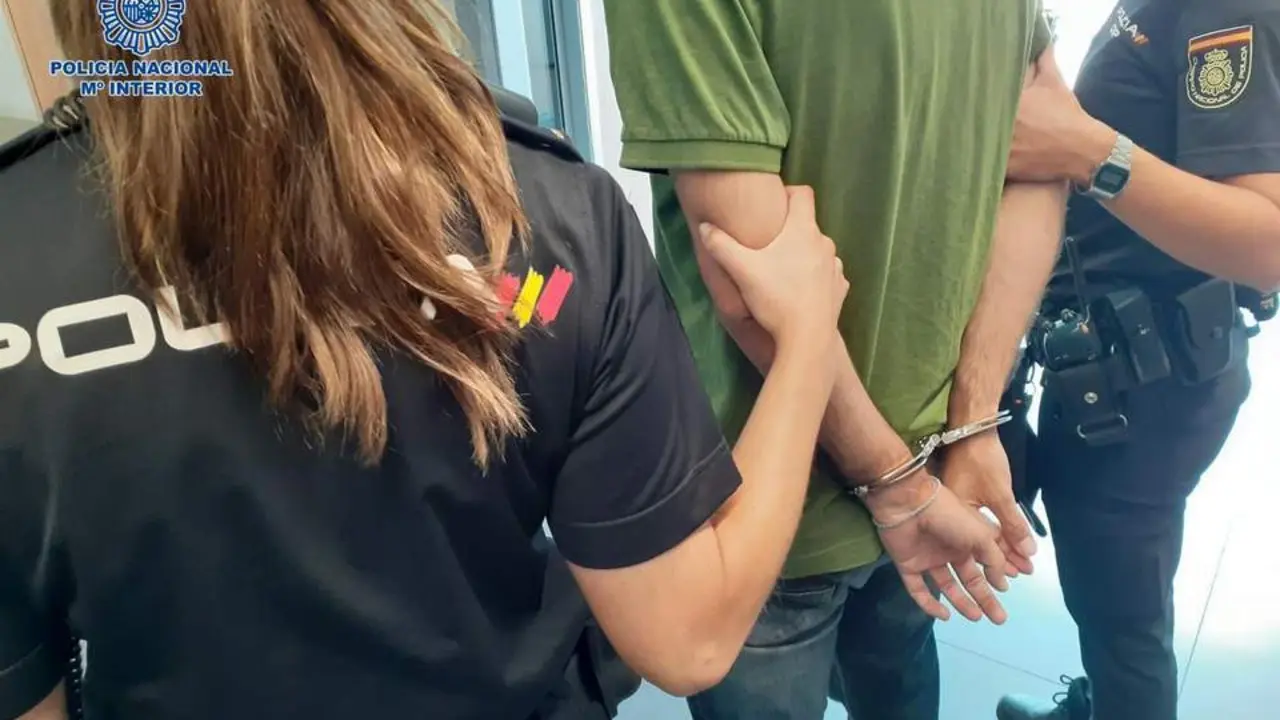 Uno de los detenidos por un delito de fraude por internet. - CNP
