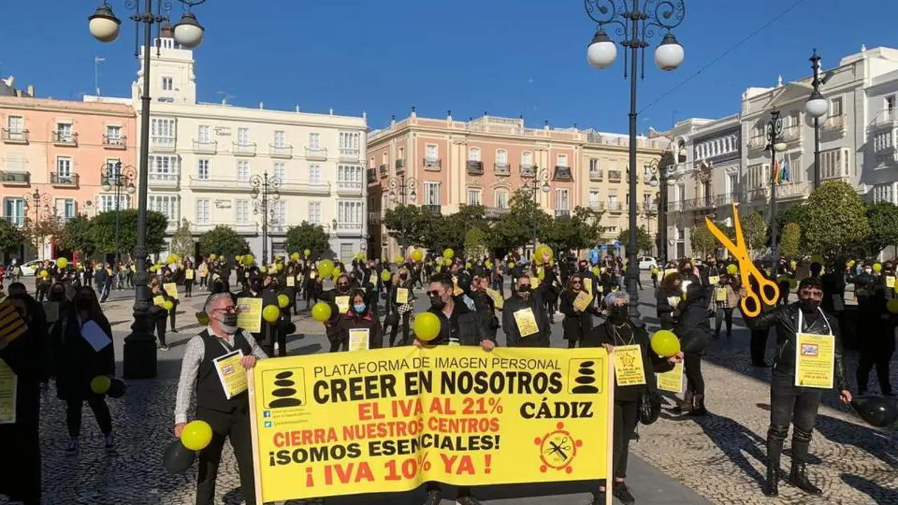 Concentraci&oacute;n en la plaza San Antonio (C&aacute;diz) - A.I.