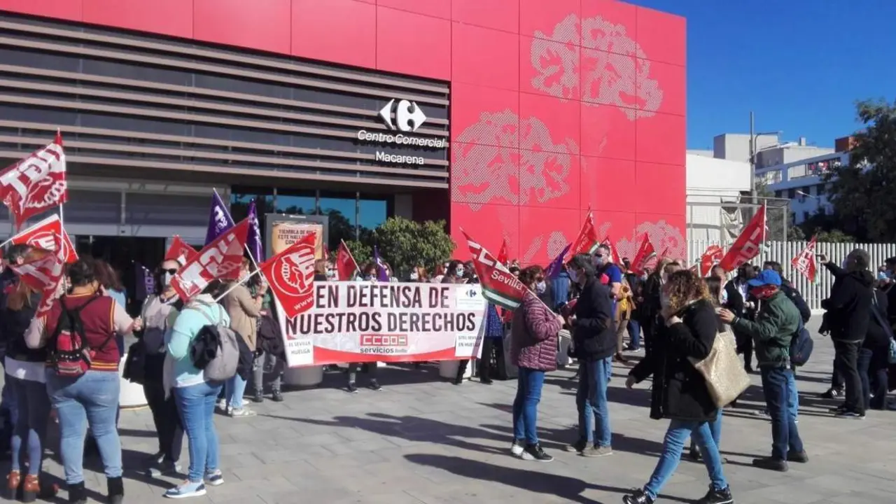 Concentraci&oacute;n ante el Carrefour en Pino Montano. - CCOO
