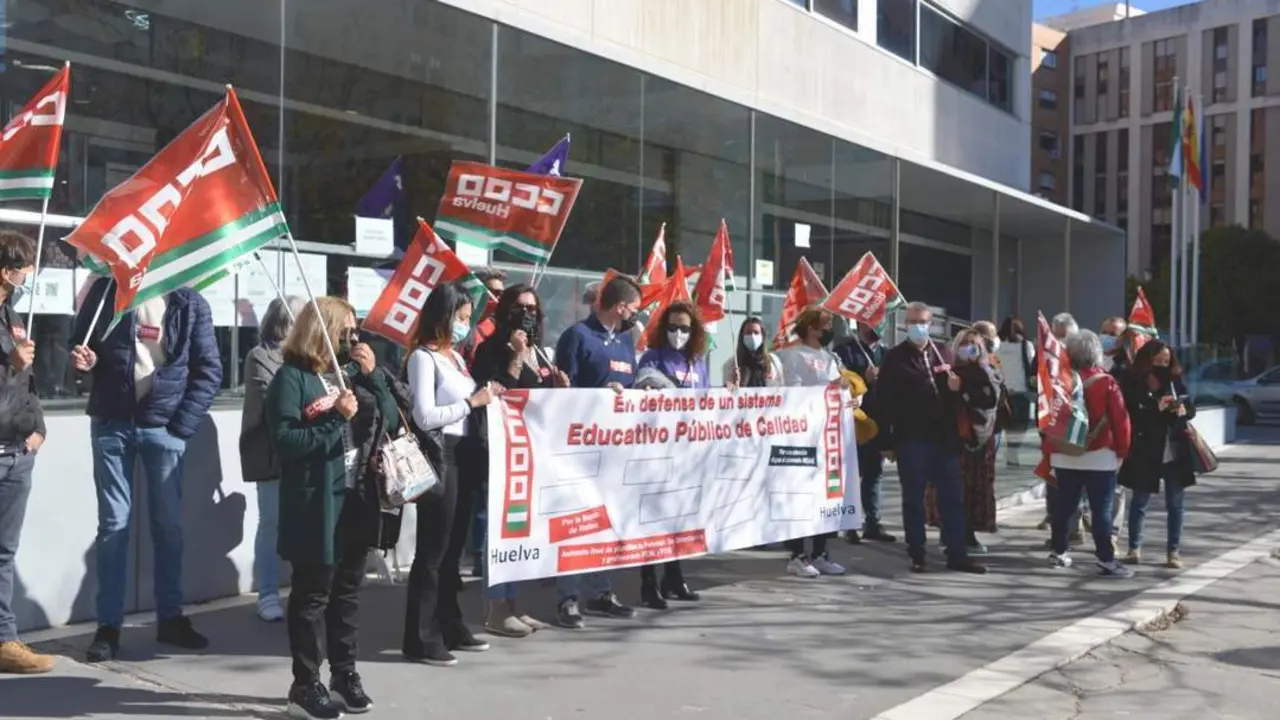 Concentraci&oacute;n a las puertas de la Delegaci&oacute;n de Educaci&oacute;n de Huelva. - VH